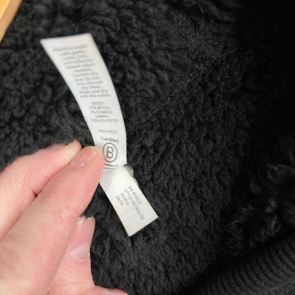 Athleta medium Solstice Reversible Sherpa Hooded Sweatshirt Black 511866. - Picture 4 of 6
